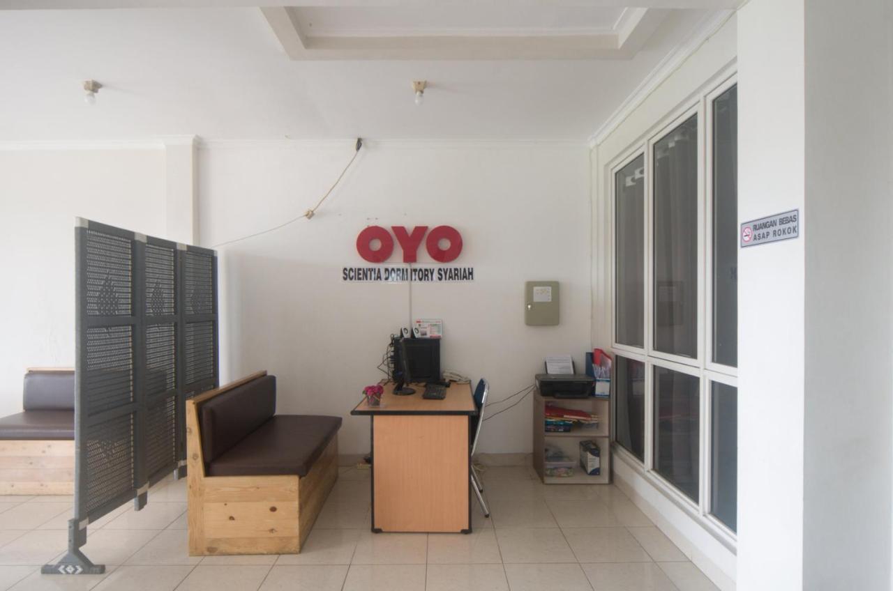 Oyo 3049 Scientia Dormitory Syariah Tangerang Exterior photo