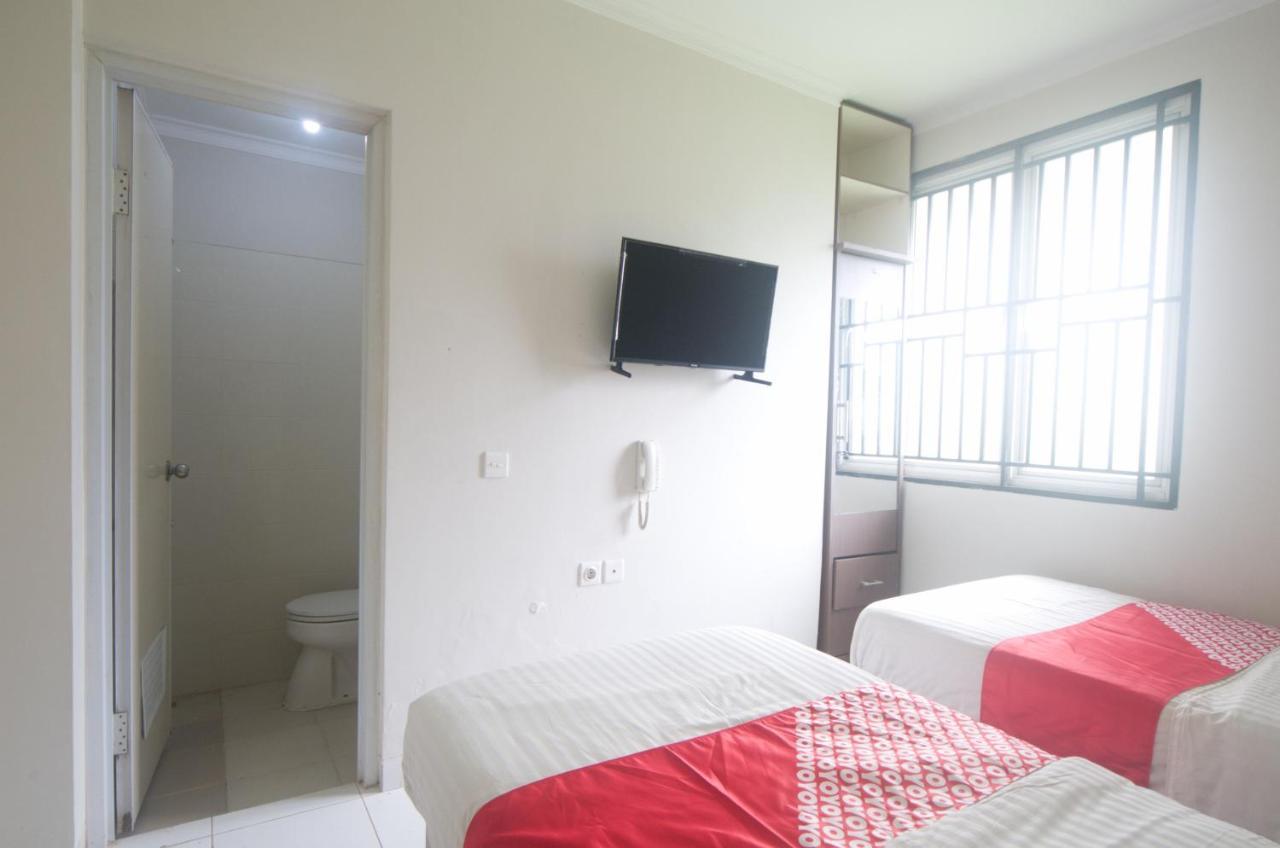 Oyo 3049 Scientia Dormitory Syariah Tangerang Exterior photo