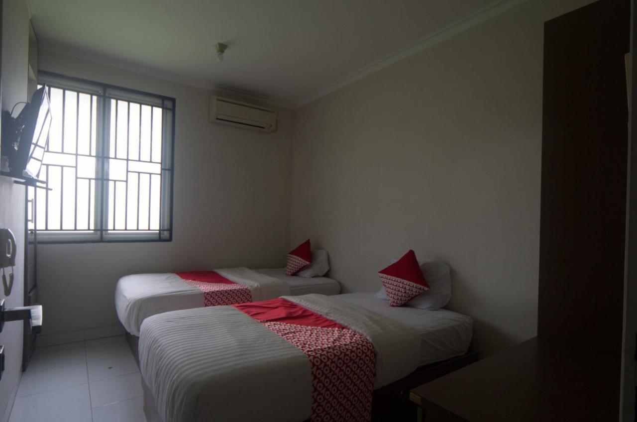 Oyo 3049 Scientia Dormitory Syariah Tangerang Exterior photo